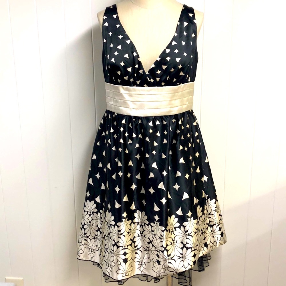 Black and White Floral Speechless dress ❤️